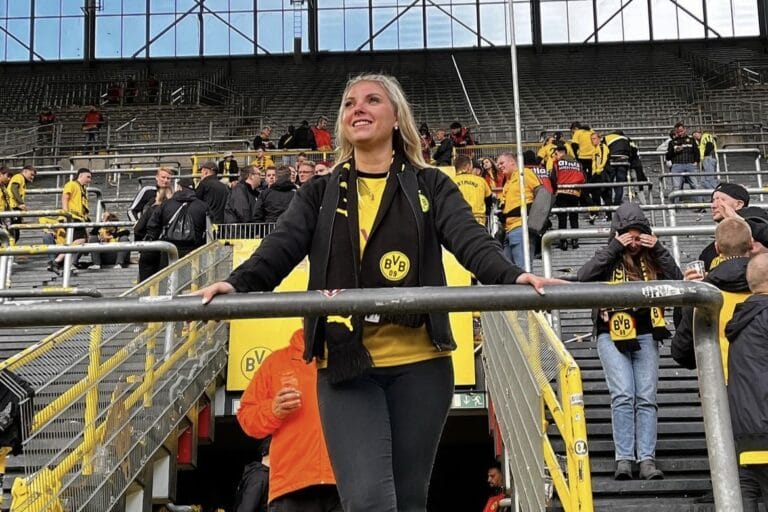 "Immer wieder sonntags": Janina Beck reagiert exklusiv auf Buhruf-Schlagzeilen und spricht über ihre BVB-Fanliebe!