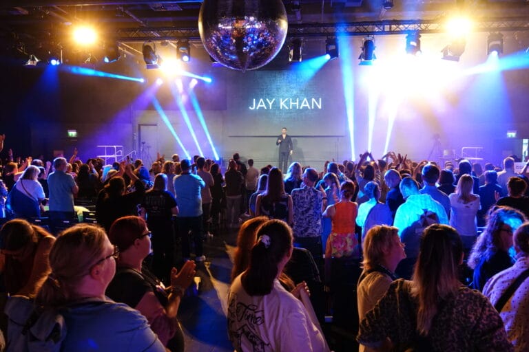 Jay Khan: Kreischalarm, Kuscheltiere und Hammer-Überraschung! So war das Solo-Konzert des Boygroupstars!