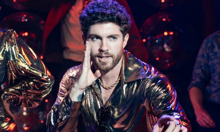 Joey Heindle spricht im Interview über sein Musical-Debüt in "Saturday Night Fever" und die Filmvorlage