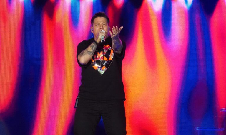 Kerstin Ott begeistert bei Konzert in Oldenburg auf allen Ebenen und macht sich dabei auch für Obdachlose stark!