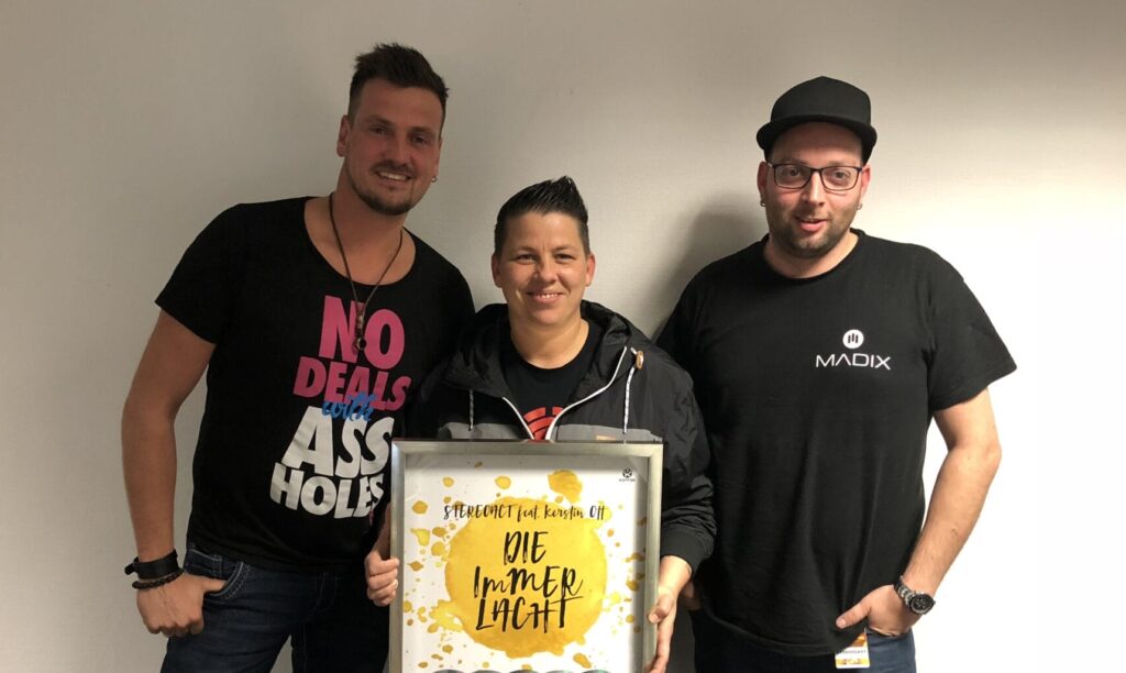 Kerstin Ott & Stereoact: "Die immer lacht" erreicht historischen Meilenstein - DAS sagen sie dazu! » Howard Carpendale Kerstin Ott & Stereoact: "Die immer lacht" erreicht historischen Meilenstein - DAS sagen sie dazu!