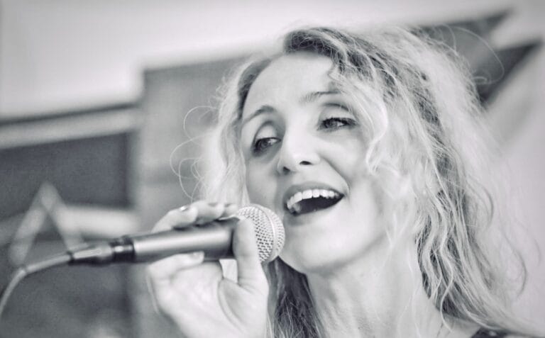 Marina liefert mit "Ohne dich" einen tiefgründigen, bewegenden Weihnachtssong