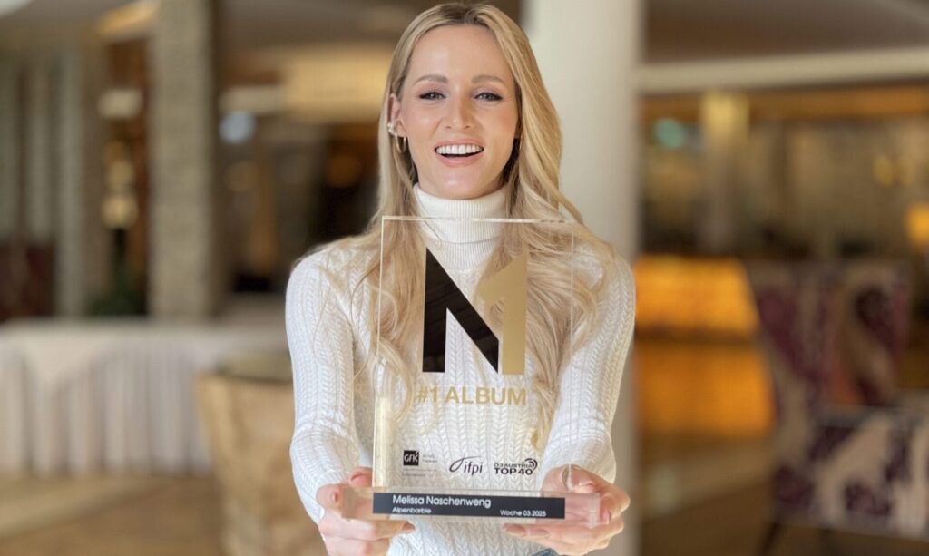 Melissa Naschenweng räumt als erste Künstlerin den "Nummer 1 Award der Austria Top 40" ab! » Troglauer Melissa Naschenweng räumt als erste Künstlerin den "Nummer 1 Award der Austria Top 40" ab!