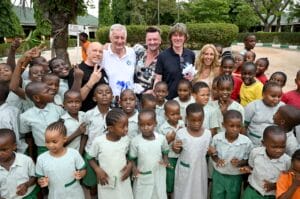 Mickie Krause: Fotos der Eröffnung seiner fünften Schule in Afrika & von dem Schulbesuch mit Loona & Co.
