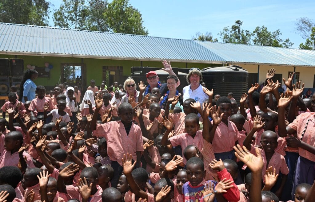 Mickie Krause: Fotos der Eröffnung seiner fünften Schule in Afrika & von dem Schulbesuch mit Loona & Co. » Frank Schöbel Mickie Krause: Fotos der Eröffnung seiner fünften Schule in Afrika & von dem Schulbesuch mit Loona & Co.
