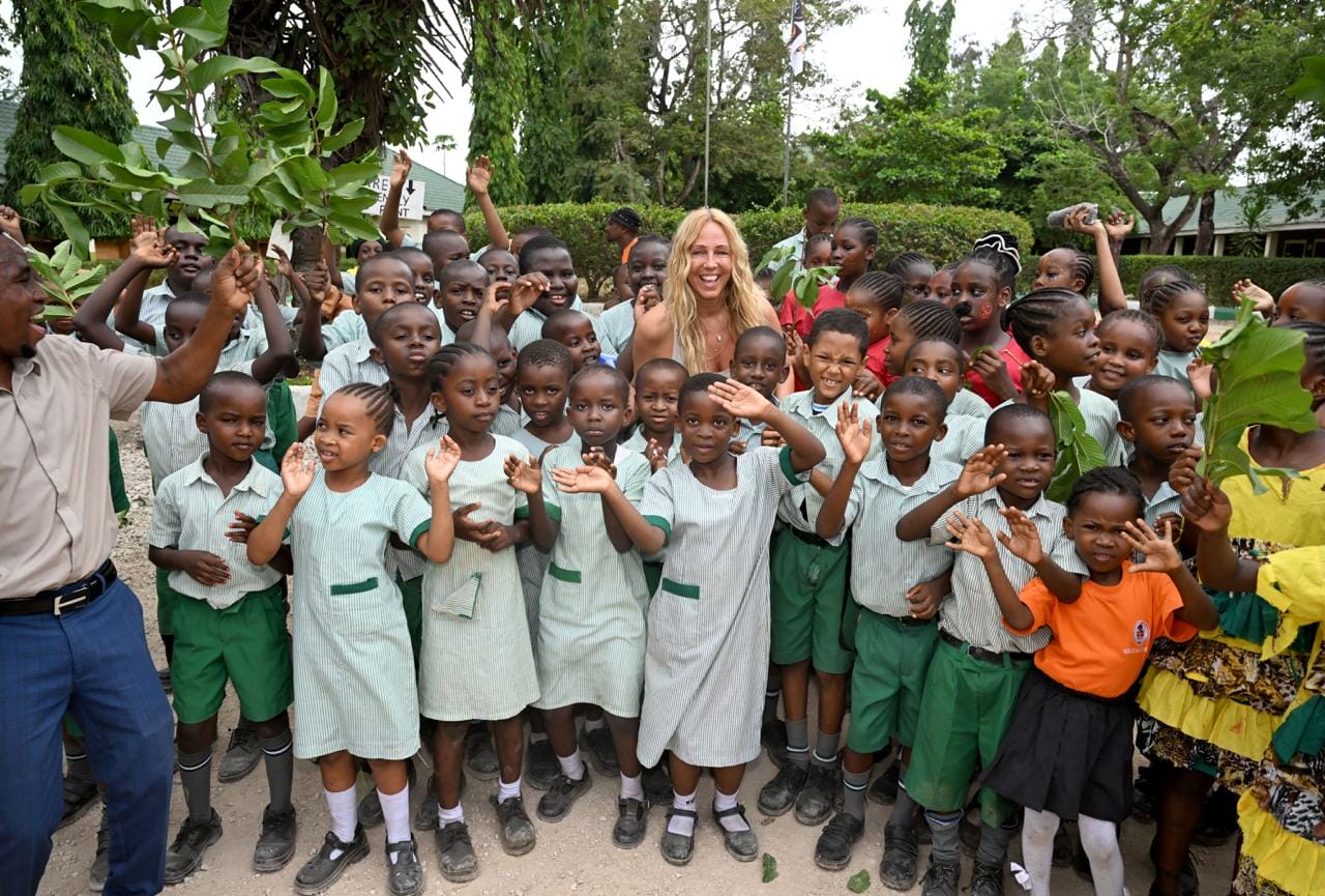 Mickie Krause: Fotos der Eröffnung seiner fünften Schule in Afrika & von dem Schulbesuch mit Loona & Co.