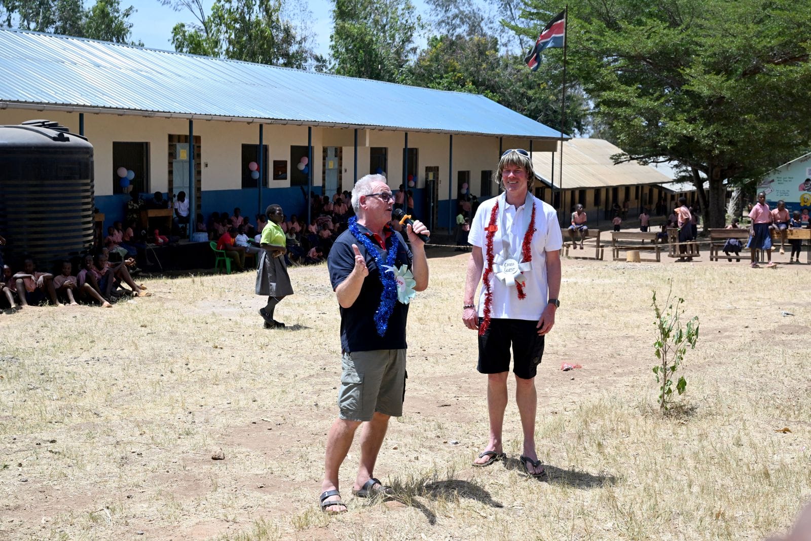 Mickie Krause: Fotos der Eröffnung seiner fünften Schule in Afrika & von dem Schulbesuch mit Loona & Co.