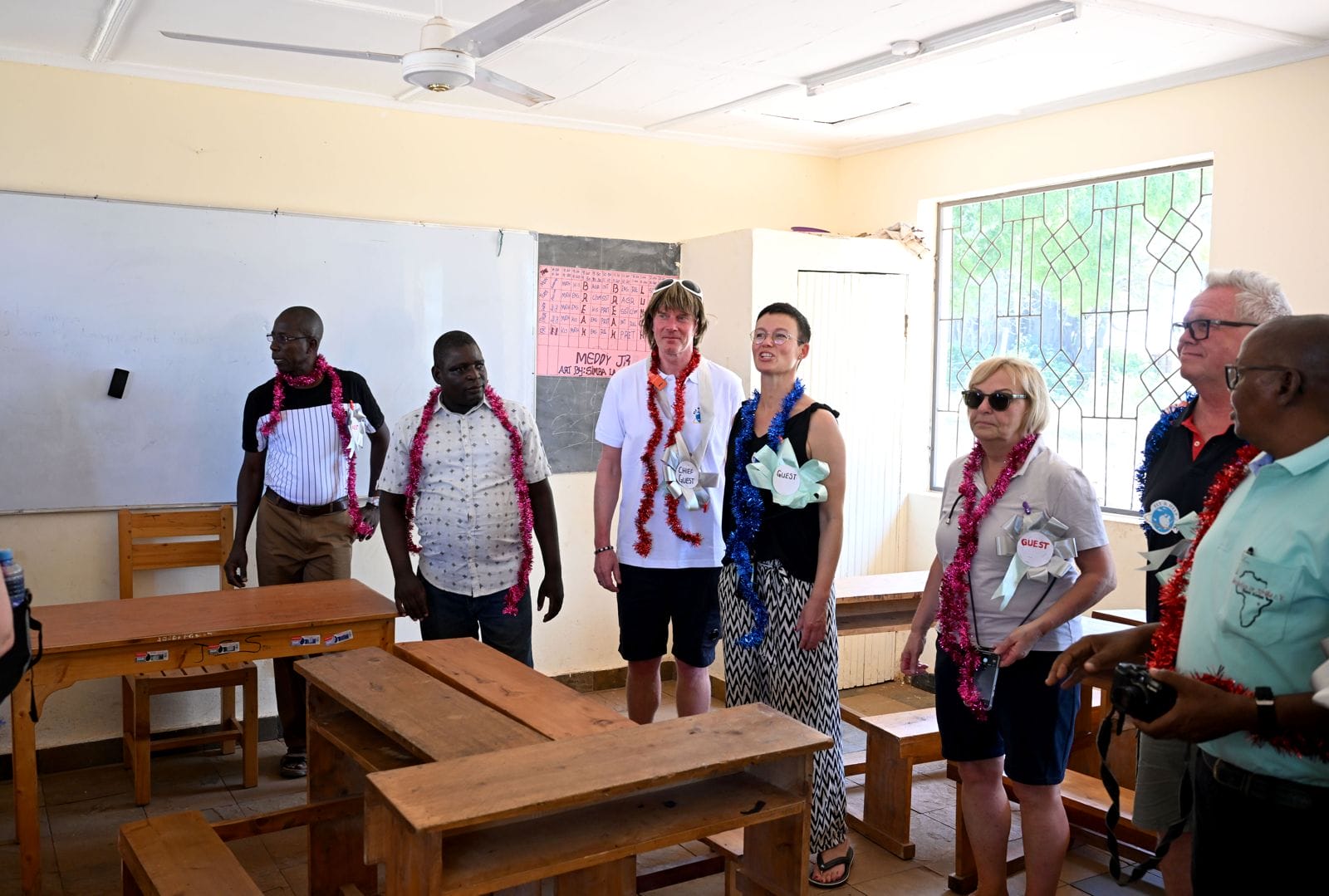 Mickie Krause: Fotos der Eröffnung seiner fünften Schule in Afrika & von dem Schulbesuch mit Loona & Co.