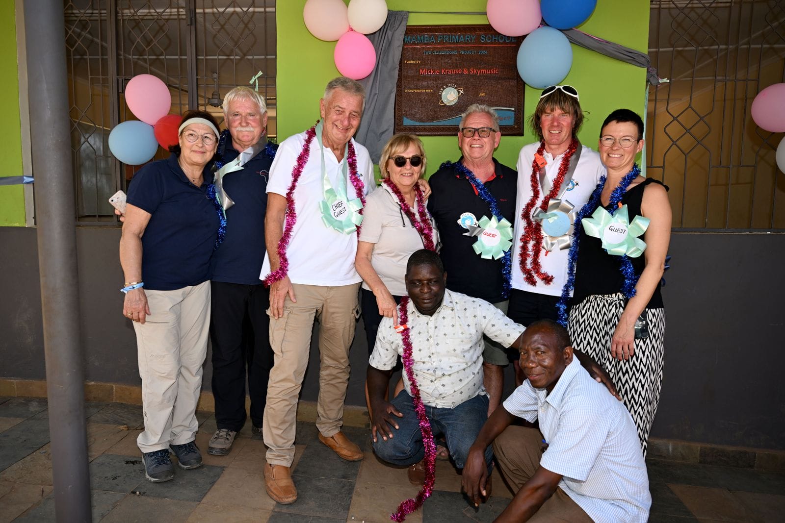 Mickie Krause: Fotos der Eröffnung seiner fünften Schule in Afrika & von dem Schulbesuch mit Loona & Co.