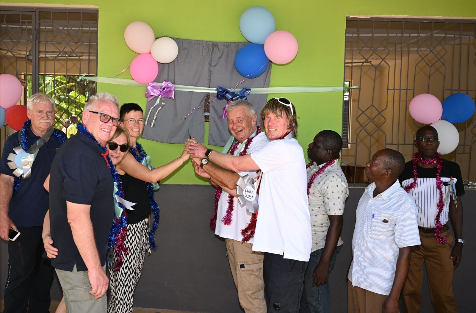 Mickie Krause: Fotos der Eröffnung seiner fünften Schule in Afrika & von dem Schulbesuch mit Loona & Co.