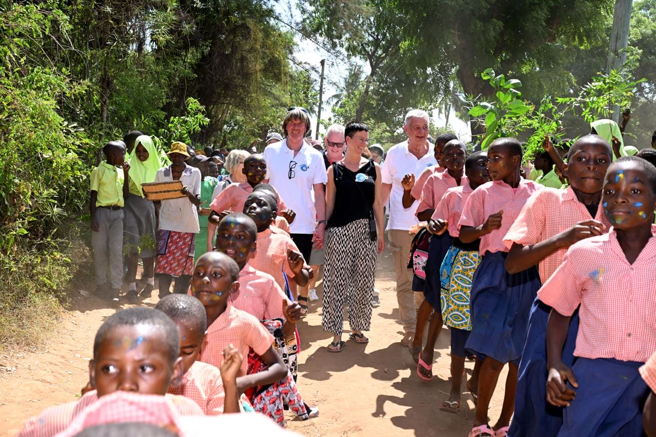 Mickie Krause: Fotos der Eröffnung seiner fünften Schule in Afrika & von dem Schulbesuch mit Loona & Co.