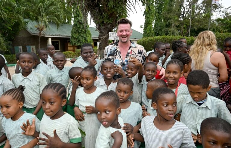 Mickie Krause: Fotos der Eröffnung seiner fünften Schule in Afrika & von dem Schulbesuch mit Loona & Co.