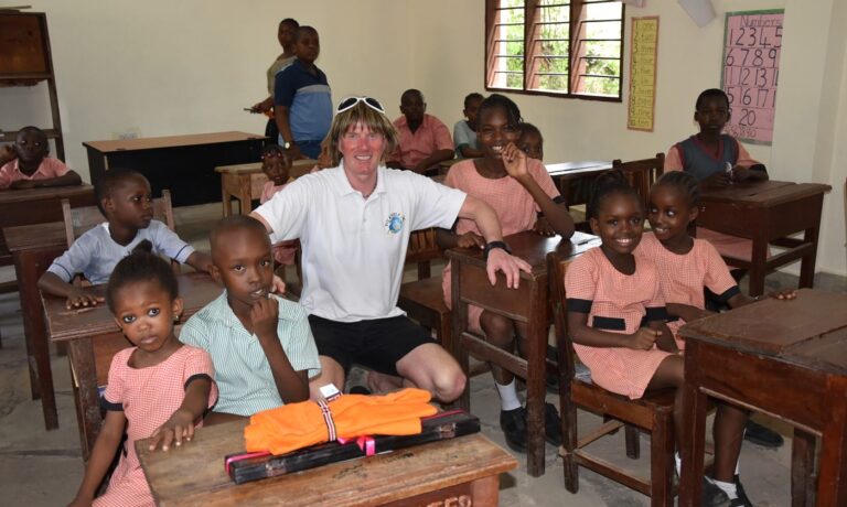 Mickie Krause besucht gespendete Schule in Kenia ein Jahr nach Einweihung!