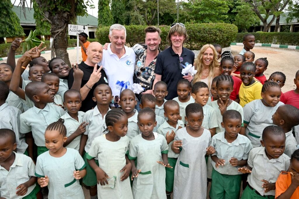 Mickie Krause & Loona bringen bei Schulbesuch in Kenia die Kinderaugen zum Strahlen! DAS sagen sie dazu! » Troglauer Mickie Krause & Loona bringen bei Schulbesuch in Kenia die Kinderaugen zum Strahlen! DAS sagen sie dazu!