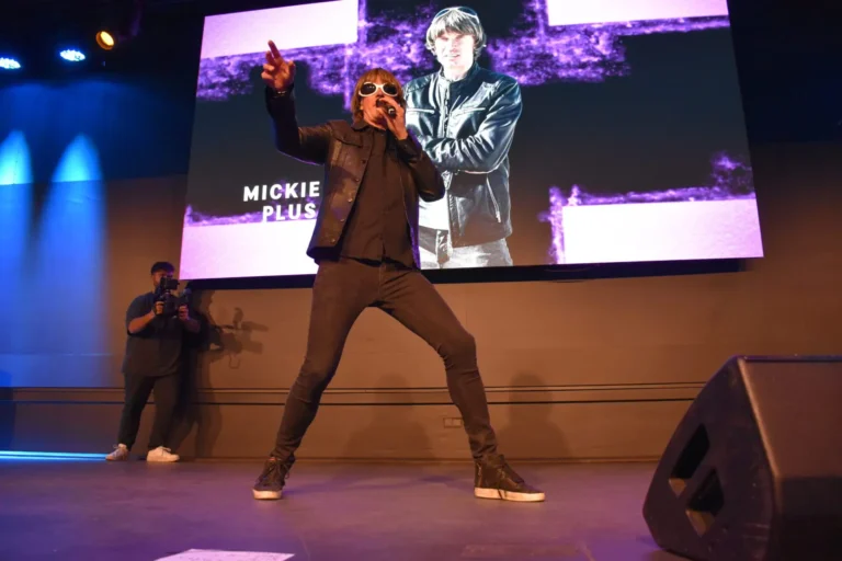 Mickie Krause spricht exklusiv über ihr Cover des Holland-Hits "Baila de Gasolina" & dem Kampf der Partyschlager-Giganten!