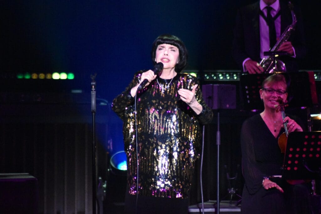 Mireille Mathieu auf Abschiedstour: Zusatzkonzert in Hamburg - es wird das große Finale! » licht ins dunkel Mireille Mathieu auf Abschiedstour: Die schönsten Fotos von ihrem Konzert in Hannover