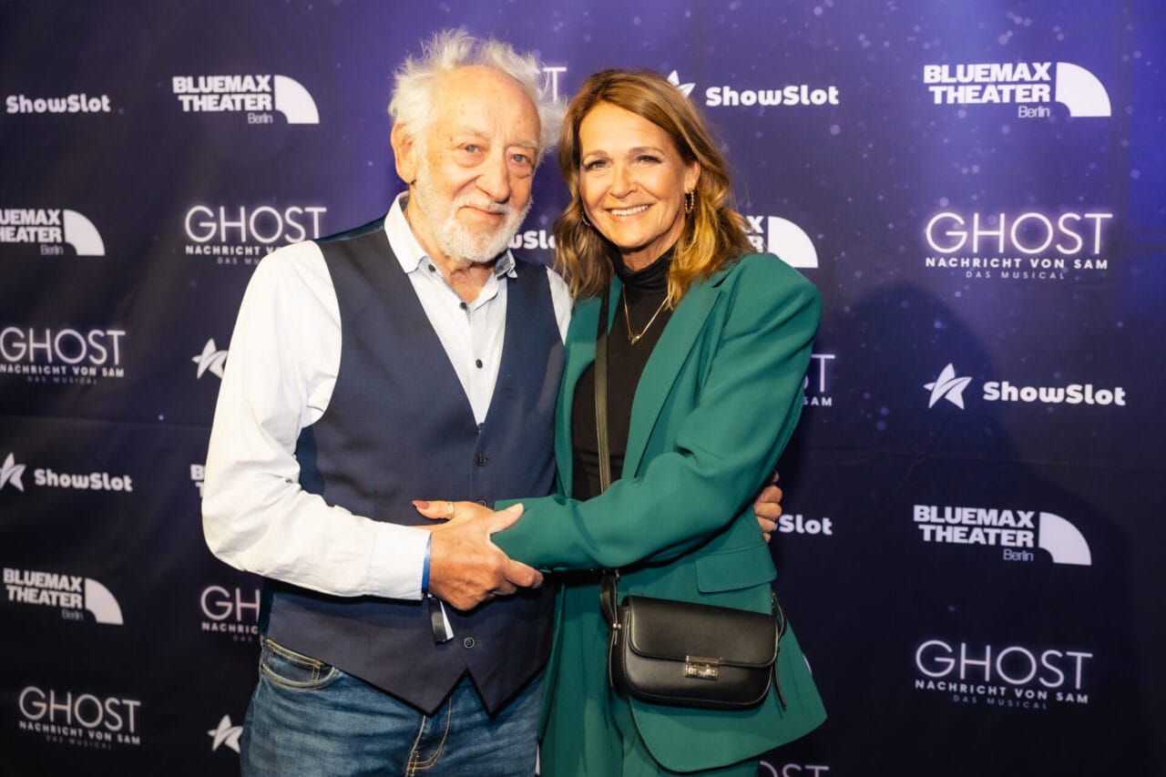 Mit Dieter Hallervorden & weiteren Stars: Die schönsten Fotos vom roten Teppich der „Ghost“-Musicalpremiere in Berlin