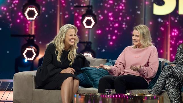Moderatorin Barbara Schoeneberger Und Comedienne Hazel Brugger Verstehen Sich Praechtig Und N 100~ V Standard644 Dd4a33
