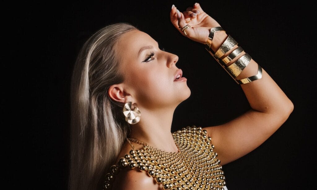 Natalie Holzner entführt ihre Fans mit neuem Song "Kleopatra" ins alte Ägypten!