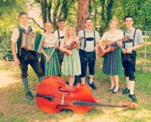 Natalie Holzner spricht über ihre Liebe zum Geigenspiel: "Mein Herz hat immer für dieses Instrument geschlagen" » natalie holzner Natalie Holzner Volksmusikgruppe (mitte)