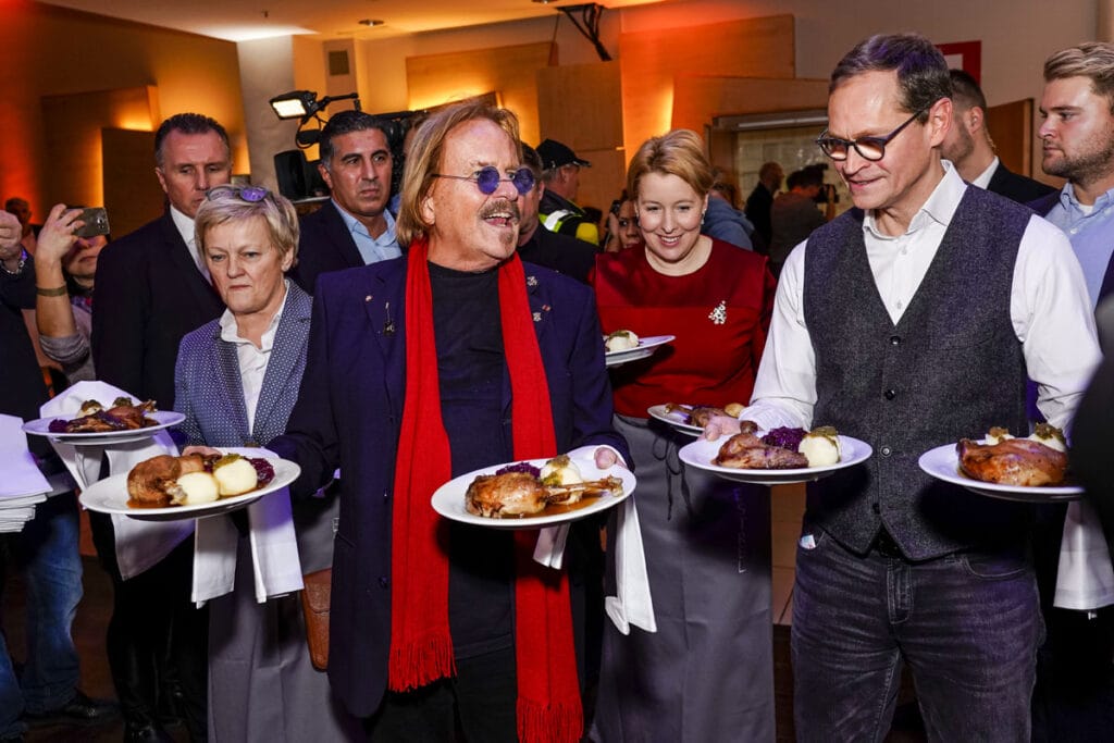 Frank Zander: DIESE Stars unterstützen ihn bei seinem Obdachlosenfest » Daniela Alfinito Frank Zander: DIESE Stars unterstützen ihn bei seinem Obdachlosenfest » Daniela Alfinito
