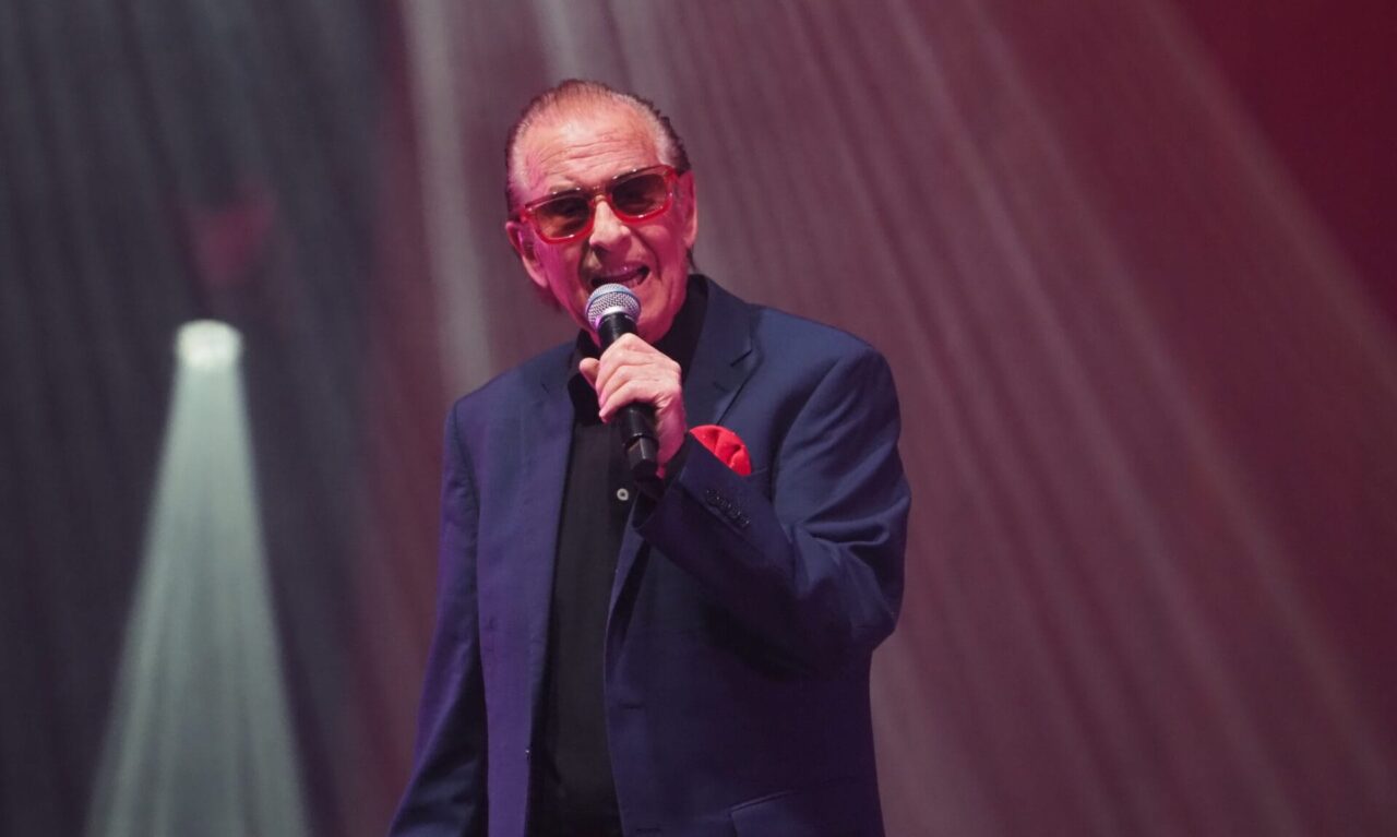 Michael Holm spricht über wegbrechende Schlager-Plattformen und betont: Dieter Thomas Heck hat den „Schlager in seiner ZDF-Hitparade auf ein Podest gehoben“