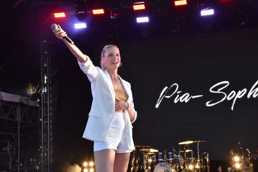 Pia-Sophie: Neuer Song feiert TV-Premiere bei "Immer wieder sonntags" » Monika Gruber Pia-Sophie: Neuer Song feiert TV-Premiere bei "Immer wieder sonntags" » Monika Gruber