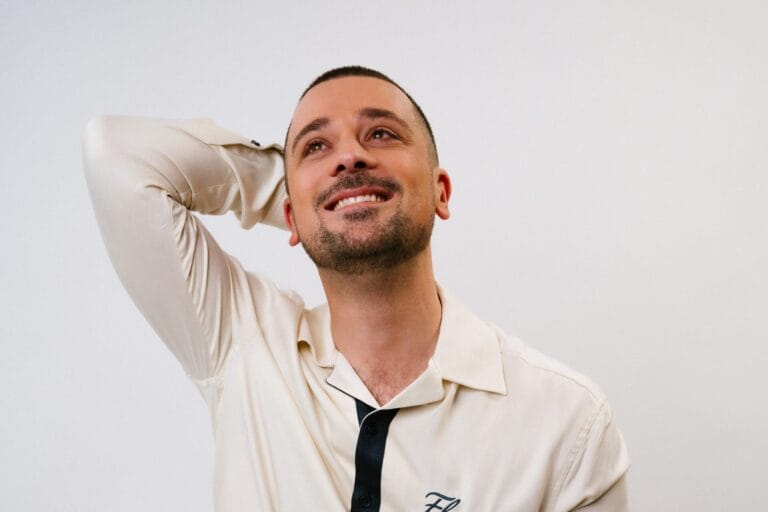 Pietro Basile spricht über neuen Song „Buongiorno“ und schwärmt von Zusammenarbeit mit Eric Philippi: „Wie Magie“ Pietro Basile spricht über neuen Song „Buongiorno“ und schwärmt von Zusammenarbeit mit Eric Philippi: „Wie Magie“