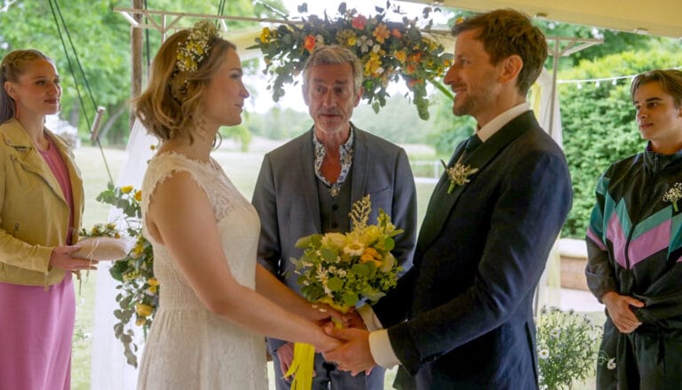 „Rote Rosen“ Vorschau nächste Folge am 03.11.25: Gerät die Hochzeit in Gefahr? „Rote Rosen“ Vorschau nächste Folge am 03.11.25: Gerät die Hochzeit in Gefahr?