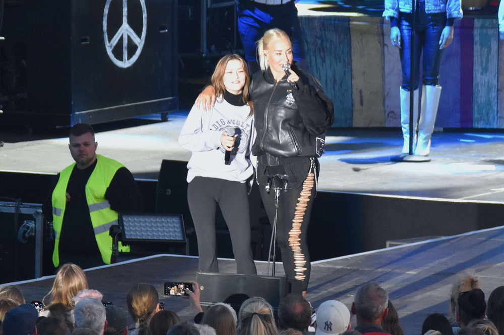 Sarah Connor mit Tochter Summer Terenzi auf Tour - sie schreibt schon eigene Songs! » Helene Fischer Sarah Connor mit Tochter Summer Terenzi auf Tour - sie schreibt schon eigene Songs! » Helene Fischer