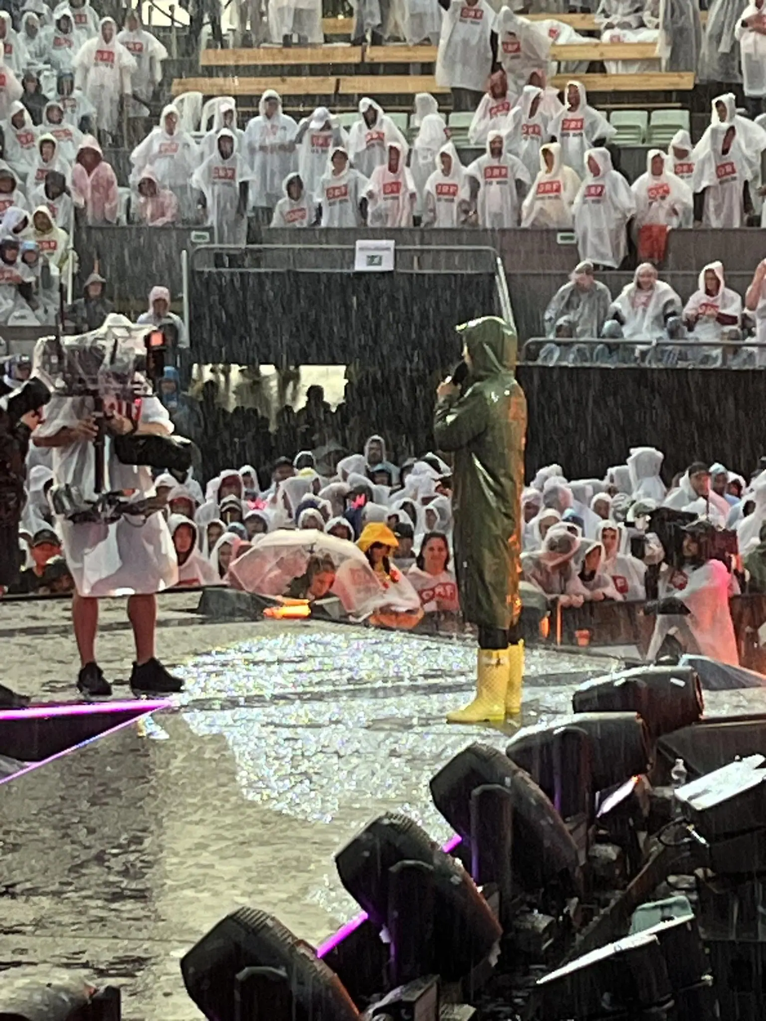 "Schlagerbooom" Open Air - Die schönsten Fotos: SO feuchtfröhlich trotzten die Stars dem Regen