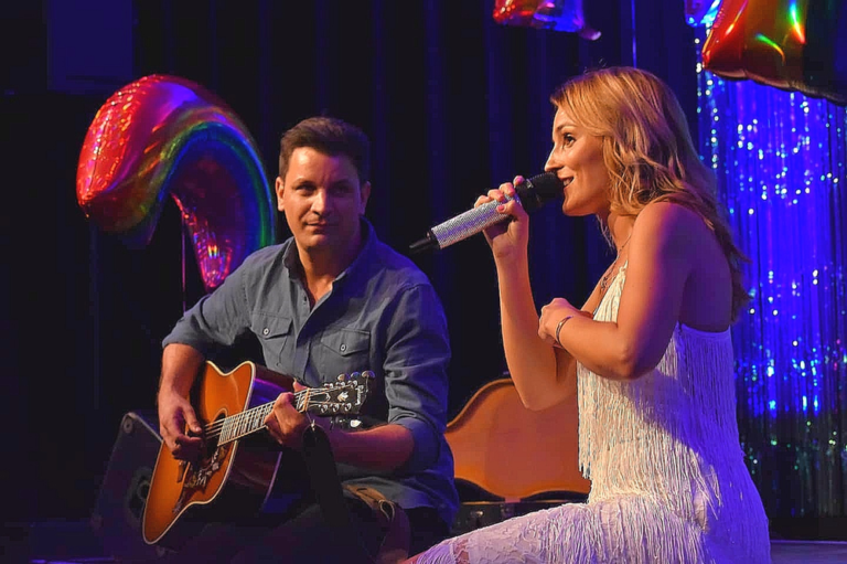 Schlagersängerin gleich doppelt schwanger!