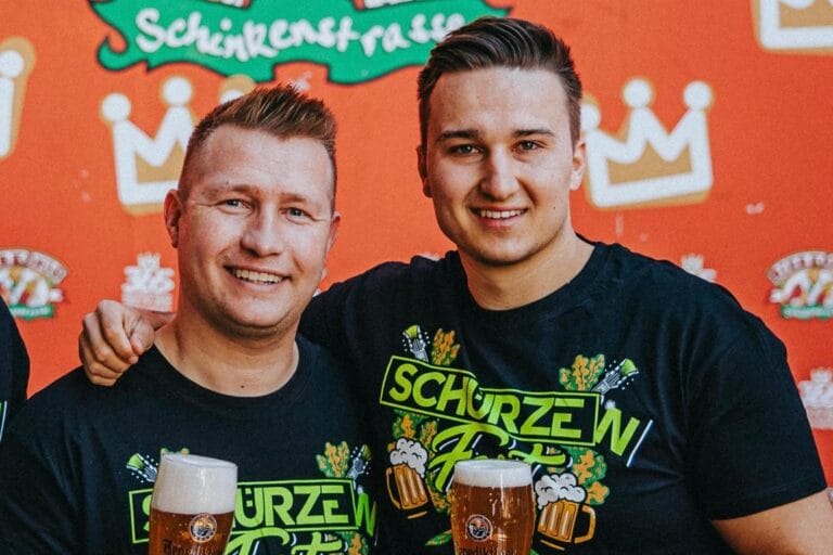 Schürze & Der Partycrasher mit irrer Schaukelpferd-Aktion zum Bierkönig-Opening: „Das war der absolute Wahnsinn!“