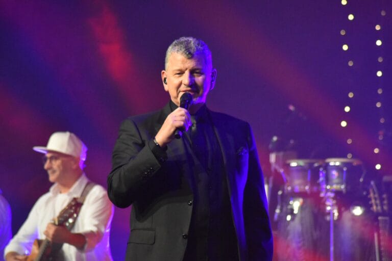 Semino Rossi auf "Feliz Navidad"-Tour mit Sonia Liebing: Die schönsten Fotos aus Osterholz-Scharmbeck Semino Rossi auf "Feliz Navidad"-Tour mit Sonia Liebing: Die schönsten Fotos aus Osterholz-Scharmbeck