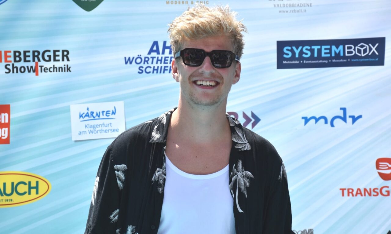 Thorsteinn Einarsson veröffentlich WM-Hymne „Allez“ – und geht 2027 erstmals in Deutschland auf Tour!