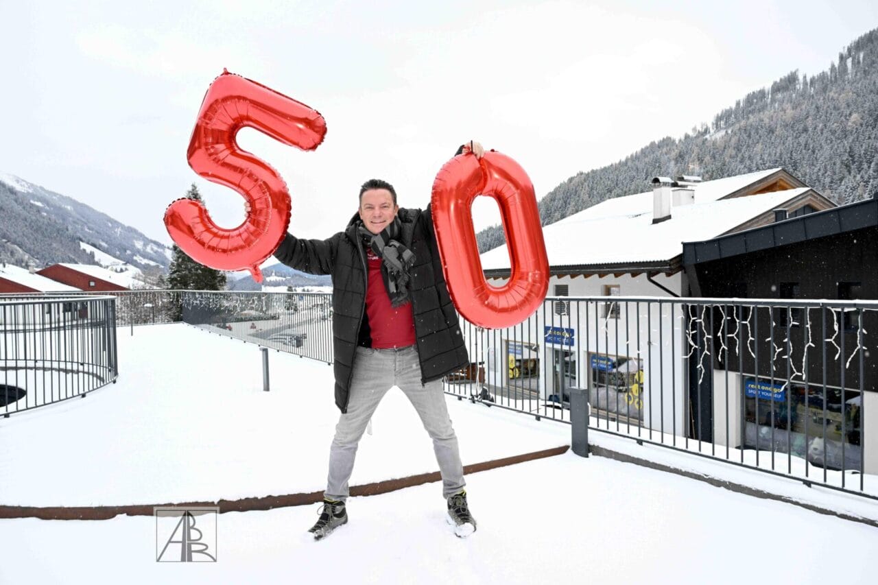 Stefan Mross feiert 50. Geburtstag: Freundin Eva Luginger und Freunde rühren ihn mit Überraschung zu Tränen!