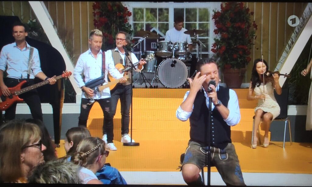 Stefan Mross: Tränen bei "Immer wieder sonntags"! Schlagerstar singt für seine verstorbene Mutter! Stefan Mross: Tränen bei "Immer wieder sonntags"! Schlagerstar singt für seine verstorbene Mutter!