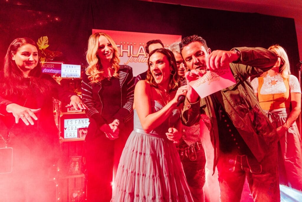 Stefan Mross überrascht Anni Perka beim “SCHLAGERfeeling” und holt Lobeshymne auf seine Kollegin! Stefan Mross überrascht Anni Perka beim “SCHLAGERfeeling” und holt Lobeshymne auf seine Kollegin!