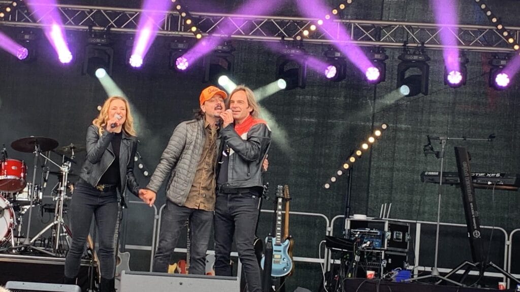 Stefanie Hertel & Freunde ließen bei Dauerregen die Sonne in die Herzen der Fans! Alle Highlights ihres Jubiläum-Open Airs!