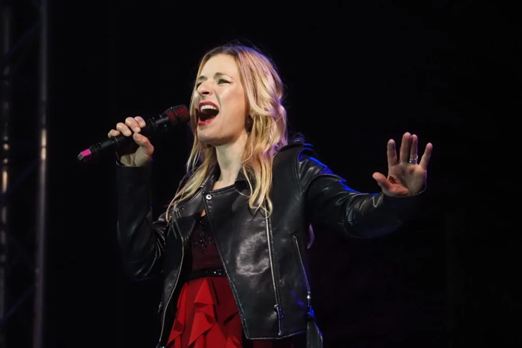 Stefanie Hertel tritt bei Hope-Award Gala auf und hält Laudatio für Preisträger und "Fly & Help"-Gründer Reiner Meutsch!