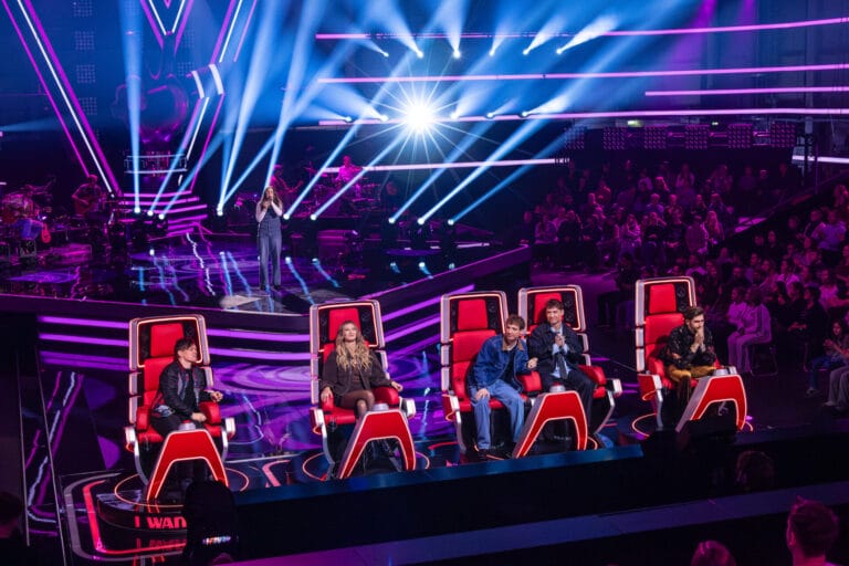 „The Voice Kids“ 2026: Coach „HE/RO“ sorgt für Novum in der Geschichte der Casting-Show!
