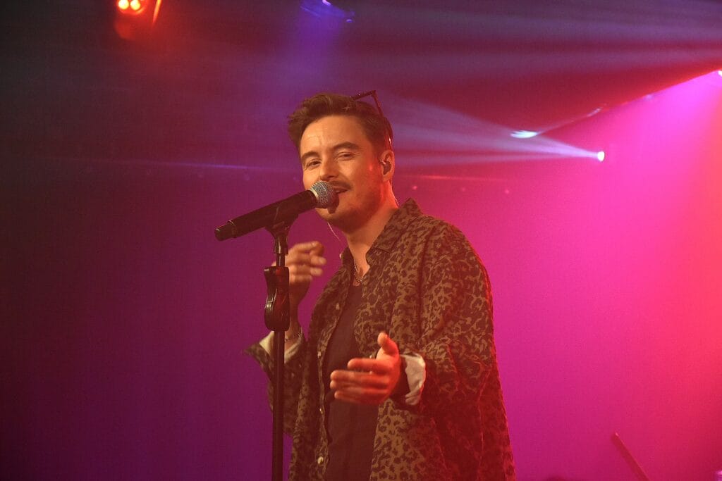 Tim Peters exklusiv über die Songs vom Debüt-Album & wie sehr seine Eltern immer hinter ihm stehen » licht ins dunkel Tim Peters auf "Krass!"-Tour: Die schönsten Fotos vom Auftakt in Hamburg