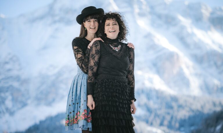 Trio Ganes exklusiv über ihr Weihnachtsfest in den Dolomiten und wie sie es als Kinder erlebt haben