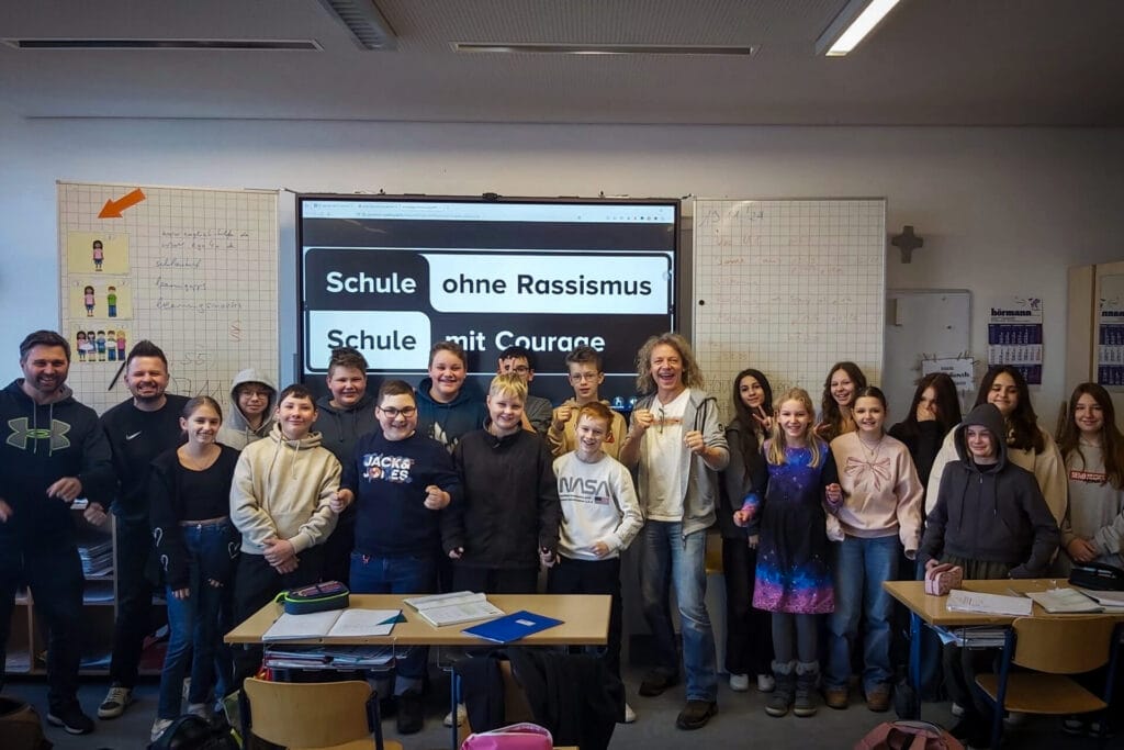 Troglauer setzen starkes Zeichen gegen Rassismus - und unterstützen Schulprojekt » adventsfest der 100.000 lichter Troglauer setzen starkes Zeichen gegen Rassismus - und unterstützen Schulprojekt