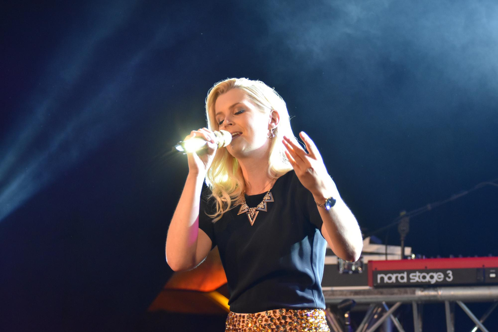 Victoria: Erfolgreichstes Helene Fischer Double ruft Bandprojekt ins Leben – mit uns sprach sie darüber