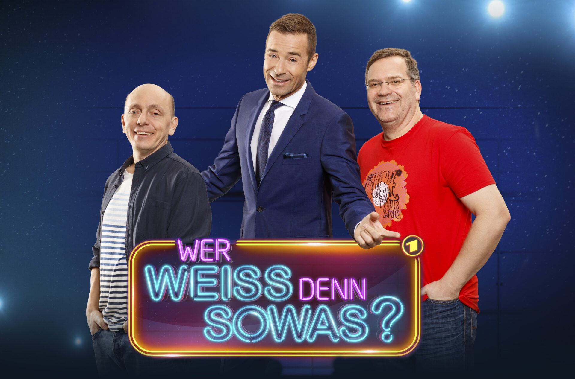 ARD WER WEISS DENN SOWAS?, Das Wissensquiz ist zurück mit 135 neuen Folgen ab dem (03.07.17), immer montags bis freitags um 18.00 Uhr im Ersten.
Wer weiß denn sowas? ist zurück mit 135 brandneuen Folgen. Auch 2017 knobeln und raten Superhirn Bernhard Hoëcker und Quizmaster Elton mit ihren prominent besetzten Teams um die Wette. Für den fairen Wettstreit zwischen den Teams sorgt wie gewohnt der Meister der skurrilen, unglaublichen und überraschenden Fragen, Moderator Kai Pflaume. Bernhard Hoëcker (l.), Elton (r.) und Kai Pflaume (M.) mit Logo der Sendung.
© ARD/Morris Mac Matzen, honorarfrei - Verwendung gemäß der AGB im engen inhaltlichen, redaktionellen Zusammenhang mit genannter ARD-Sendung bei Nennung "Bild:ARD/Morris Mac Matzen (S2). ARD Programmdirektion/Bildredaktion, Tel. 089/5900 23879, Fax 089/5501259, mail bildredaktion@daserste.de Weiterer Text über ots und www.presseportal.de/nr/6694 / Die Verwendung dieses Bildes ist für redaktionelle Zwecke honorarfrei. Veröffentlichung bitte unter Quellenangabe: "obs/ARD Das Erste/ARD/Morris Mac Matzen"