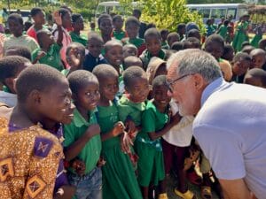 Wolfgang Trepper eröffnet drei (!) weitere Schulen in Malawi: "Was wir hier gesehen haben, geht wirklich ans Herz" » Wolfgang Trepper Wolfgang Trepper Mit Kindern 2