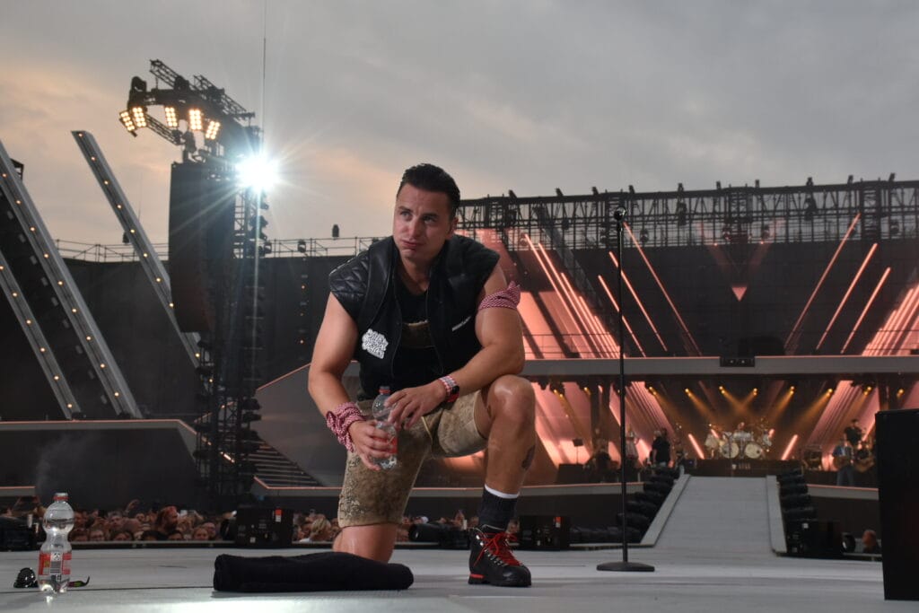 Andreas Gabalier erlebt am Todestag seines Vaters die "emotionalste Regenschlacht" seiner Laufbahn » Michelle Andreas Gabalier erlebt am Todestag seines Vaters die "emotionalste Regenschlacht" seiner Laufbahn » Michelle