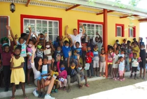 Peter Wackel expandiert in Namibia: SO setzt er sich für das Land und die Menschen ein! » Peter Wackel Www.schlager.de Peter Wackel Besucht Seine Erste Schule In Namibia Image5